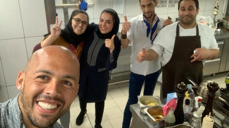 mazola-mulher-e-amigos-do-hotel-1577406573464_v2_750x421