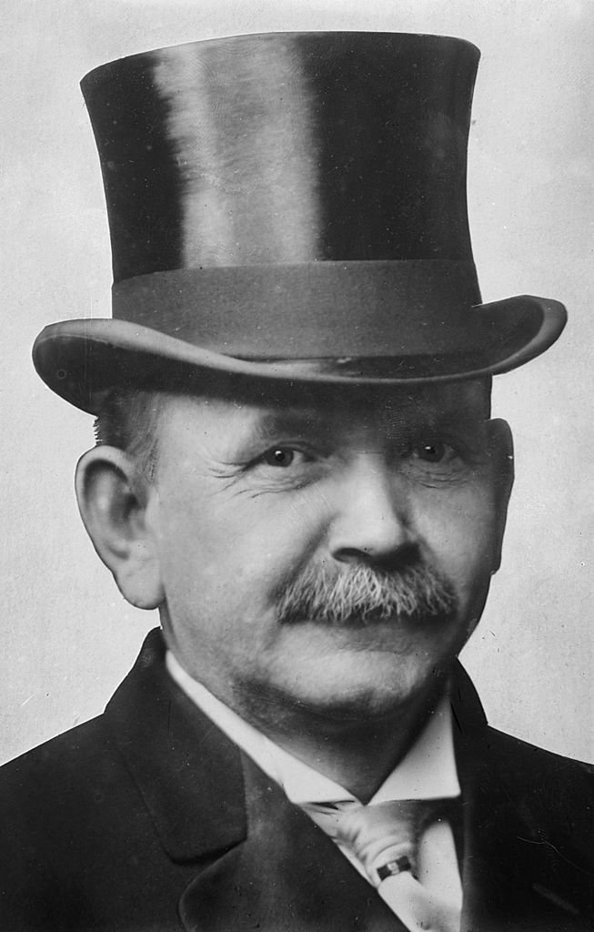 Austin_Lane_Crothers,_photograph_of_head_with_top_hat